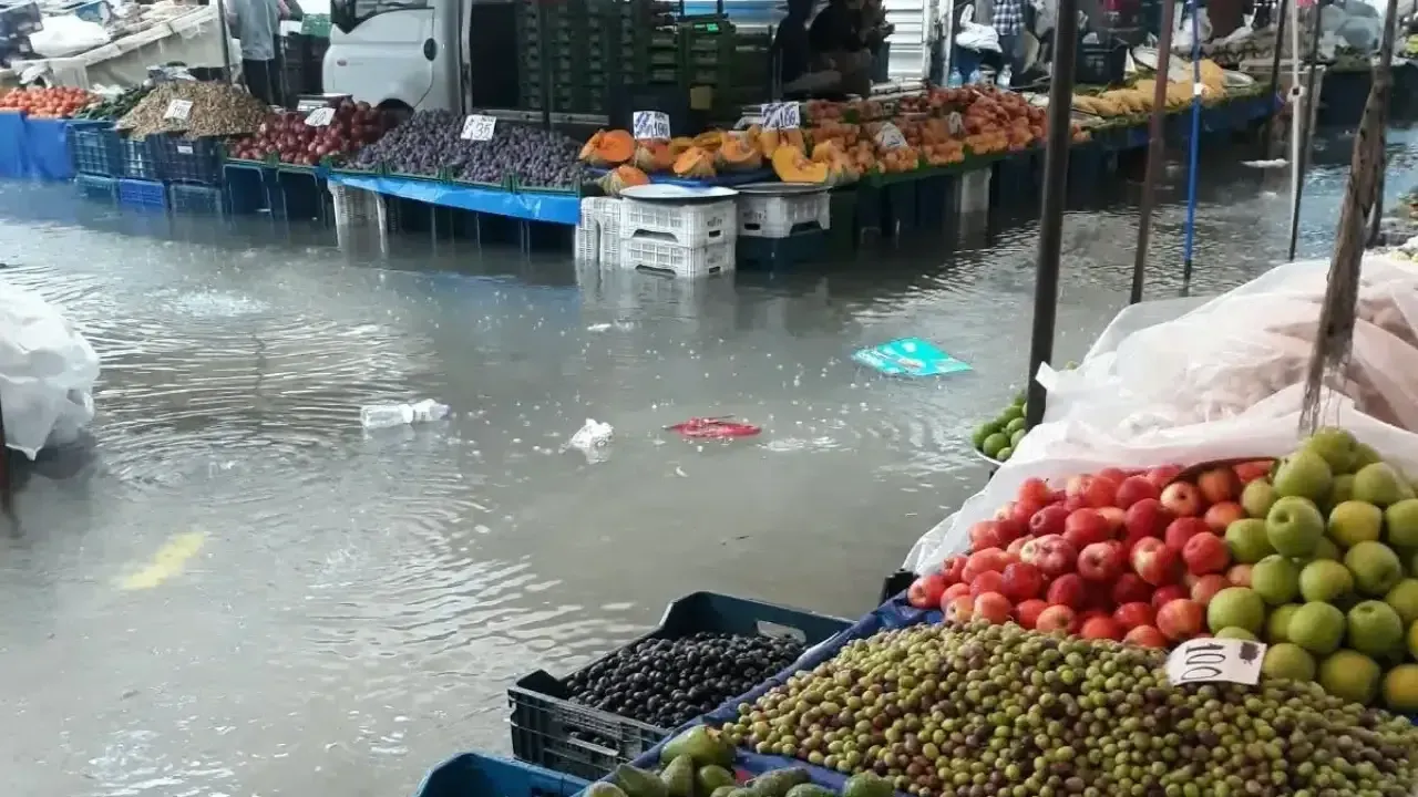 Alanya Mahmutlar'da Sağanak Yağış Cumartesi Pazarı'nı Göle Çevirdi — Akdeniz Gerçek