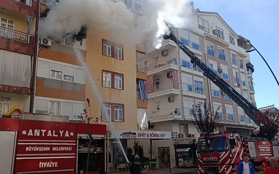 Manavgat'ta 5 katlı binada yangın paniği — Antalya Ekspres