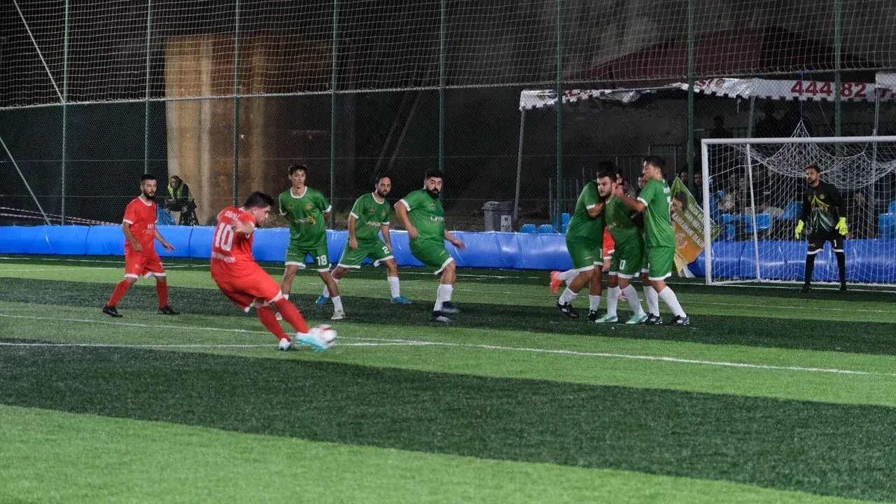 Alanya’da Mahalle Ligi heyecanı başladı: İlk gecede 15 gol — Yeni Alanya Gazetesi
