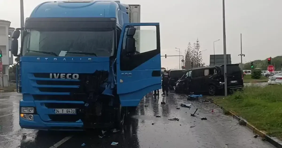 D-400 Karayolu Evrenseki kavşağında trafik kazası; 2’si Alman turist 3 yaralı — Nehir Haber (Manavgat)