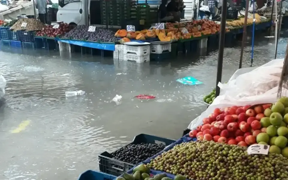 Mahmutlar Cumartesi Pazarı sağanak sonrası su altında kaldı