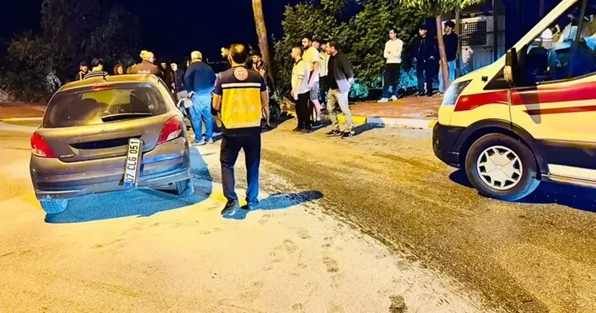 Sorgun Bulvarı’nda otomobil palmiyeye çarptı — Nehir Haber (Manavgat)