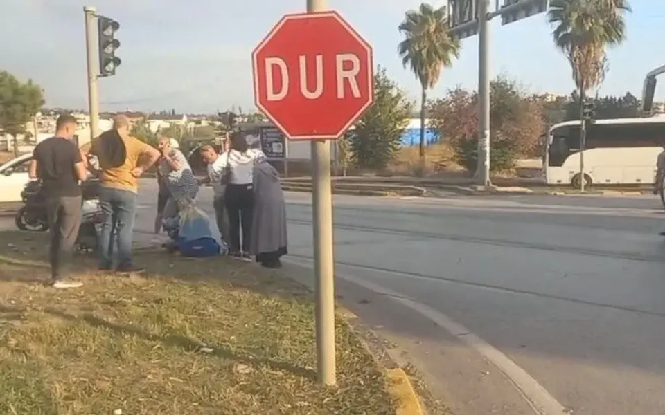 Otel servisi ile motosiklet çarpıştı — Antalya Ekspres
