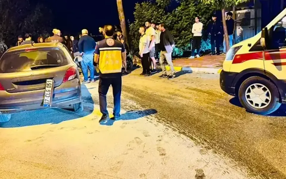 Sorgun Bulvarı’nda otomobil palmiyeye çarptı — Nehir Haber (Manavgat)