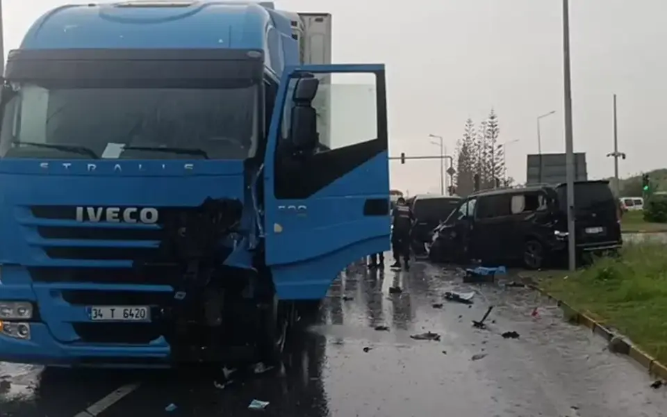 D-400 Karayolu Evrenseki kavşağında trafik kazası; 2’si Alman turist 3 yaralı — Nehir Haber (Manavgat)