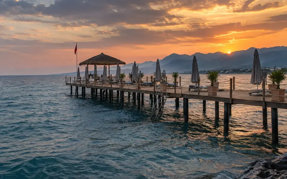 Alanya’da iskeleden denize atlayan tatilci hayatını kaybetti