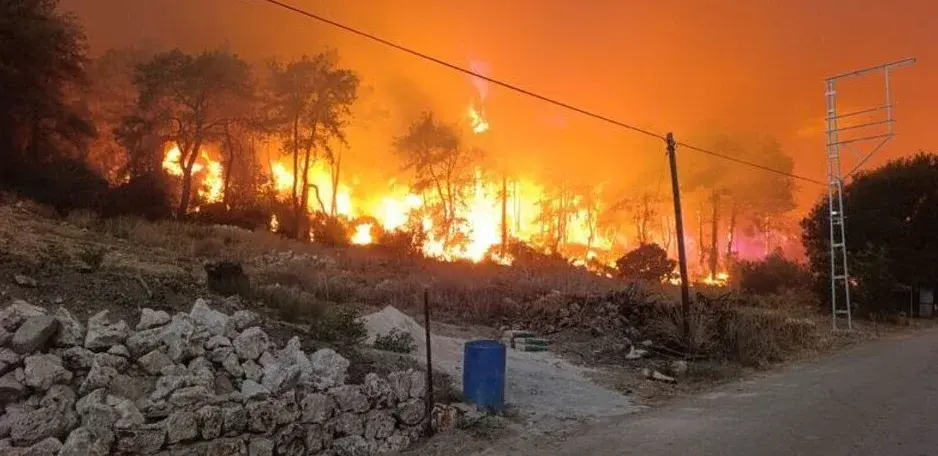 Aksu yangını Döşemealtı sınırına ulaştı: Kızıllı ve Ilıca’da tahliye anonsu