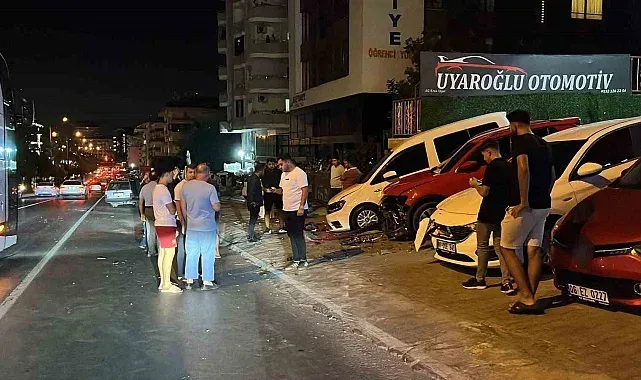 Alanya’da kontrolden çıkan otomobil galeriye girdi: 3 araca çarptı