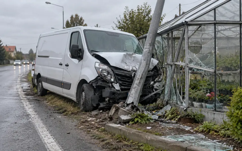 Gazipaşa’da kontrolden çıkan panelvan önce direğe sonra seraya çarptı.
