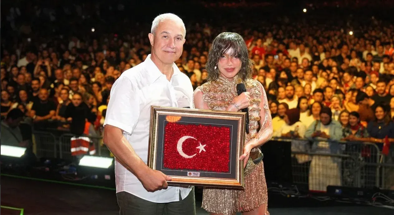 Gülşen Alanya'da sahne aldı, Başkan Özçelik'ten teşekkür plaketi