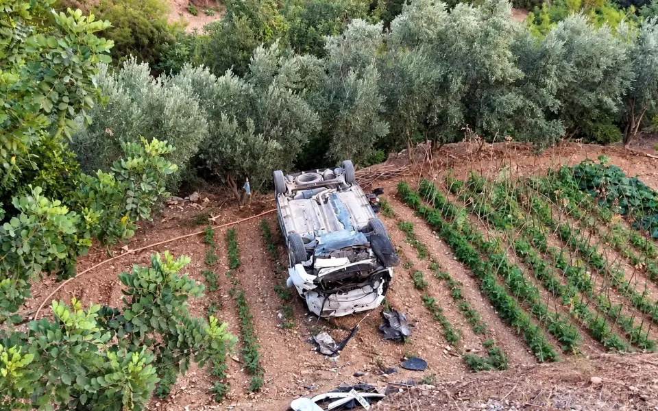Gazipaşa'da hafif ticari araç tarlaya devrildi: 2 yaralı