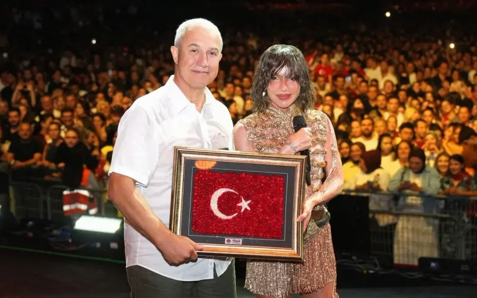 Gülşen Alanya'da sahne aldı, Başkan Özçelik'ten teşekkür plaketi