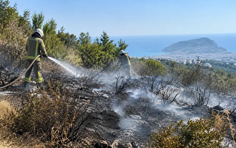Alanya Bektaş’ta çalılık yangını: 1 dönüm alan zarar gördü