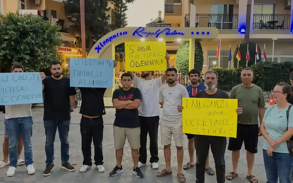 Alanya’da turizm çalışanlarından ücret protestosu: 5 aylık alacak iddiası