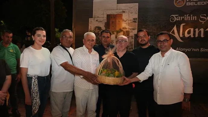İlyas Salman Alanya’da Çiçek Abbas’ı vatandaşlarla birlikte izledi