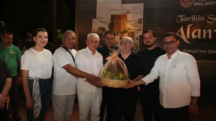 İlyas Salman Alanya’da Çiçek Abbas’ı vatandaşlarla birlikte izledi