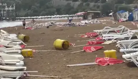 Alanya İncekum Plajı'nda fırtına plaj malzemelerini savurdu