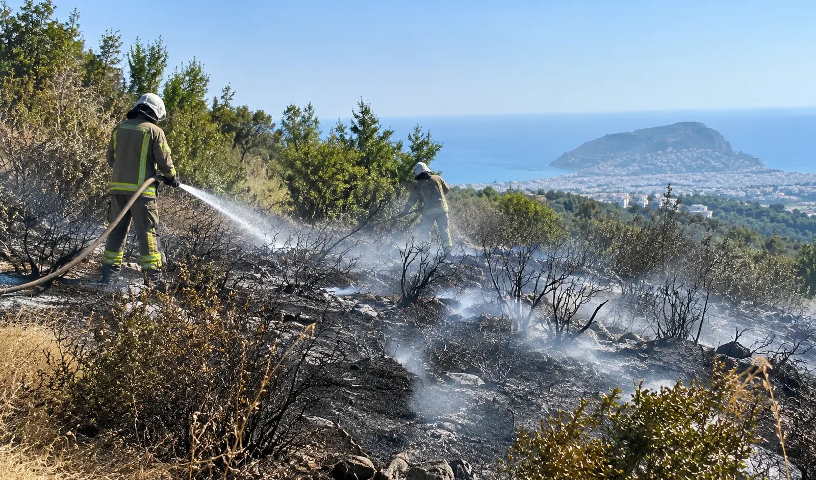 Alanya Bektaş’ta çalılık yangını: 1 dönüm alan zarar gördü