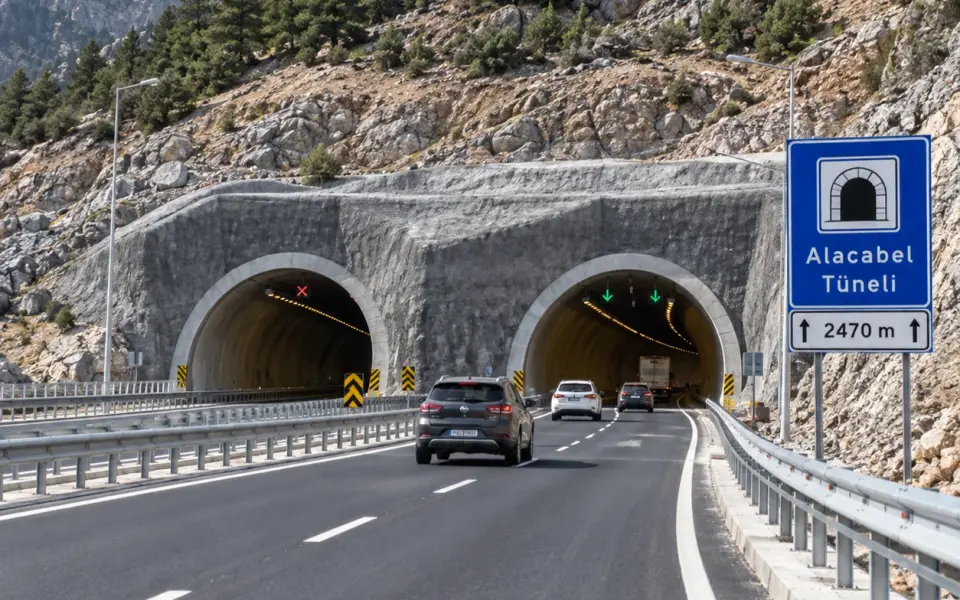 Alacabel Tüneli’nde asfaltlama aşamasına geçildi