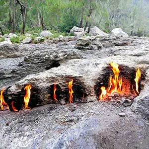 Kemer Yanartaş’ta bazı noktalarda alevler görülmedi