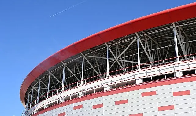 Antalya Stadyumu'ndaki baca yangını büyümeden kontrol altına alındı