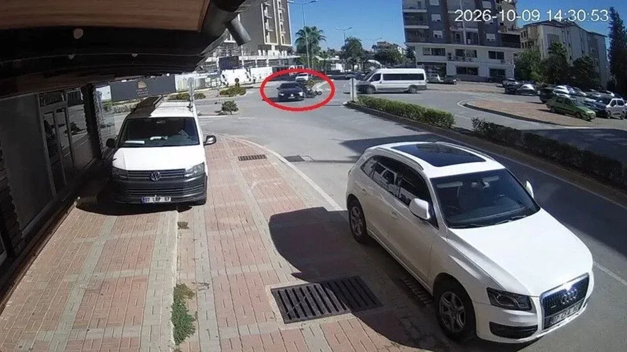 Manavgat'ta lüks araç motosikletle çarpıştı — Antalya Ekspres