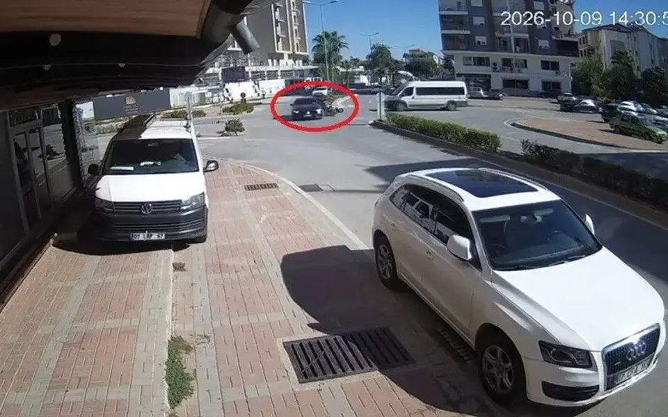Manavgat'ta lüks araç motosikletle çarpıştı — Antalya Ekspres