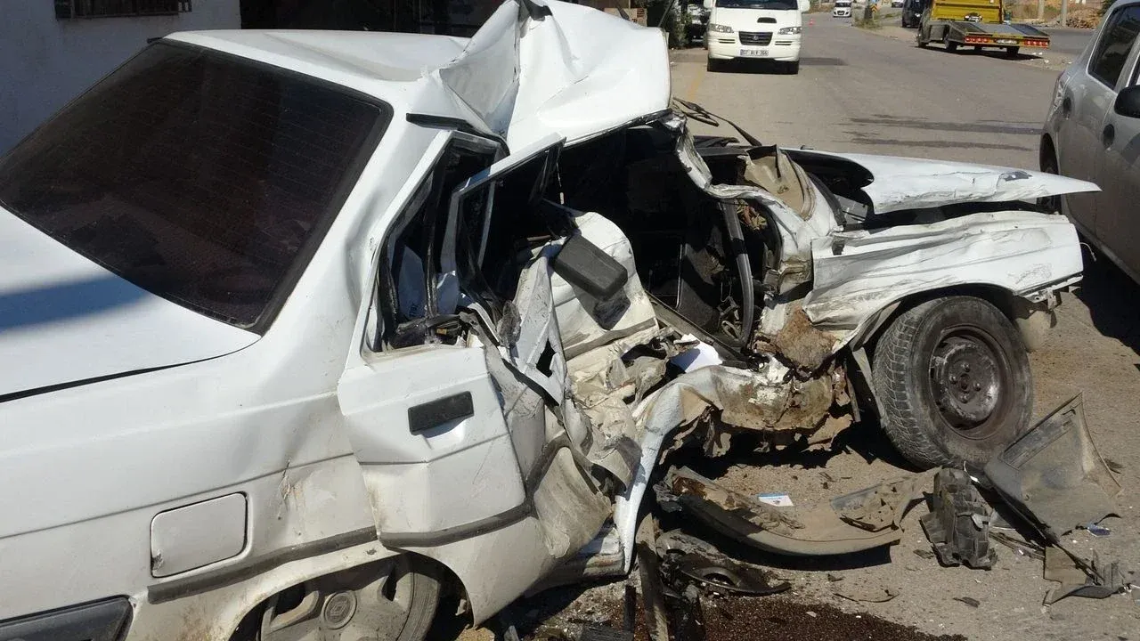 Araçların hurdaya döndüğü kaza kamerada — Antalya Ekspres