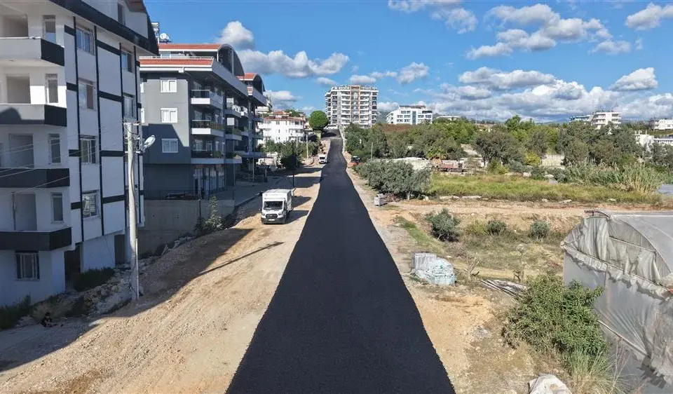 ALANYA BELEDİYESİ’NDEN PAYALLAR’A 3,5 KİLOMETRELİK SICAK ASFALT ÇALIŞMASI