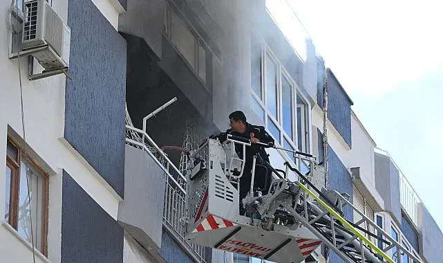 Apartman dairesindeki yangın büyümeden söndürüldü
