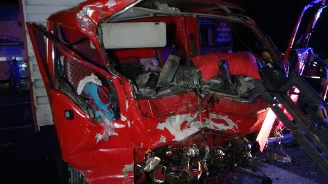 Manavgat D-400'de kamyon iki otomobille çarpıştı: 3 yaralı