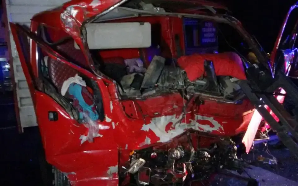 Manavgat D-400'de kamyon iki otomobille çarpıştı: 3 yaralı