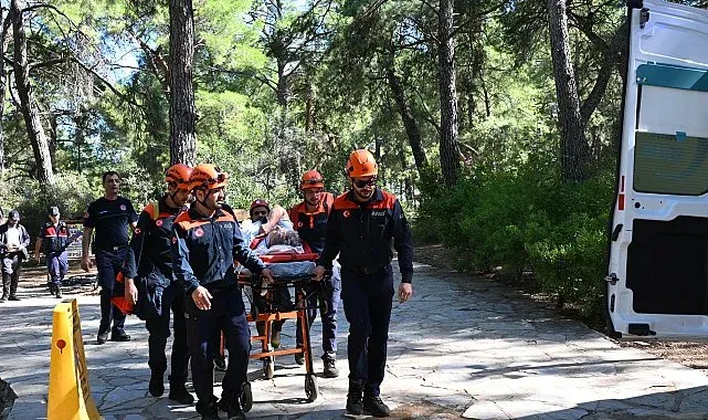 Şelalede gezerken 6 metreden düşen Rus turist kurtarıldı