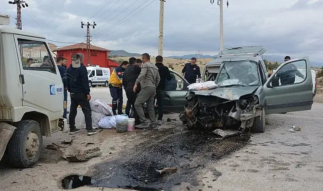 Kamyonet ile hafif ticari araç çarpıştı: 1 ölü, 2 yaralı — Sahil Gazetesi (Manavgat)