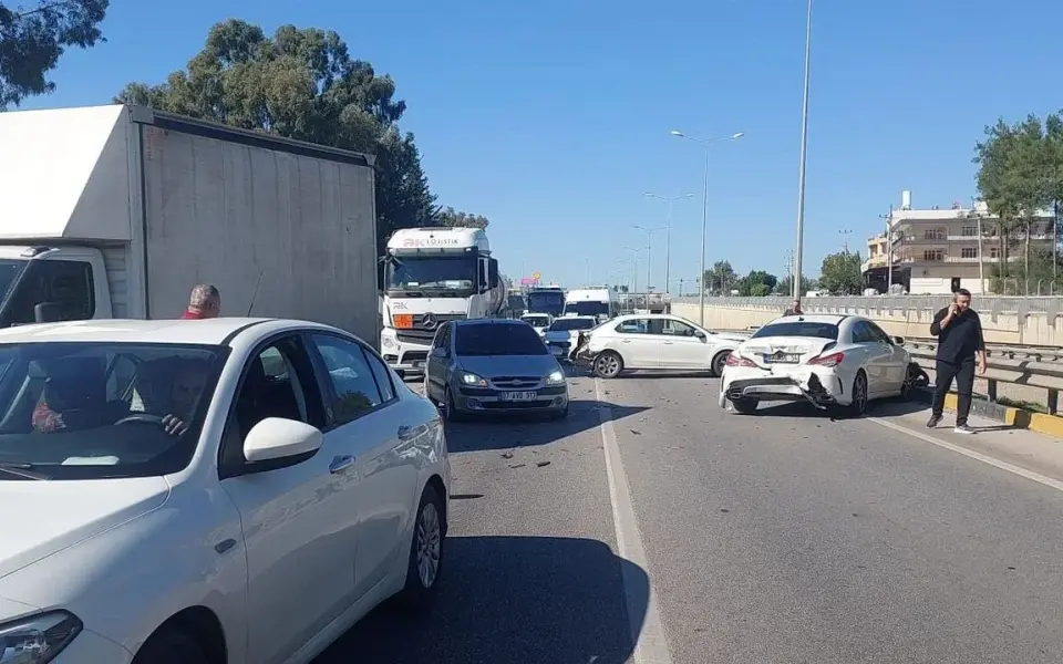 Serik'te zincirleme kaza