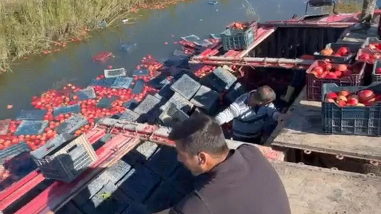 Serik'te nar yüklü kamyon kaza yaptı