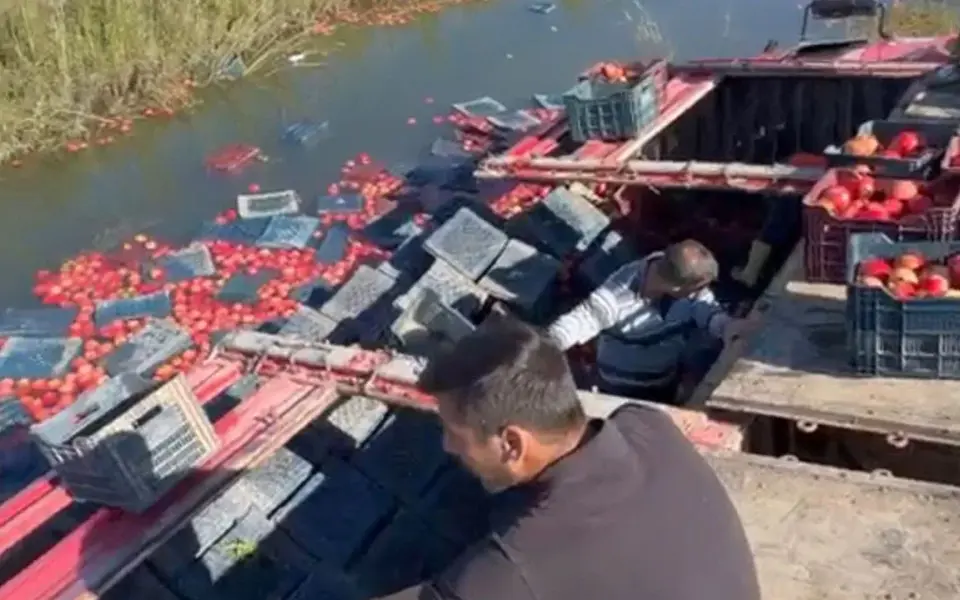Serik'te nar yüklü kamyon kaza yaptı