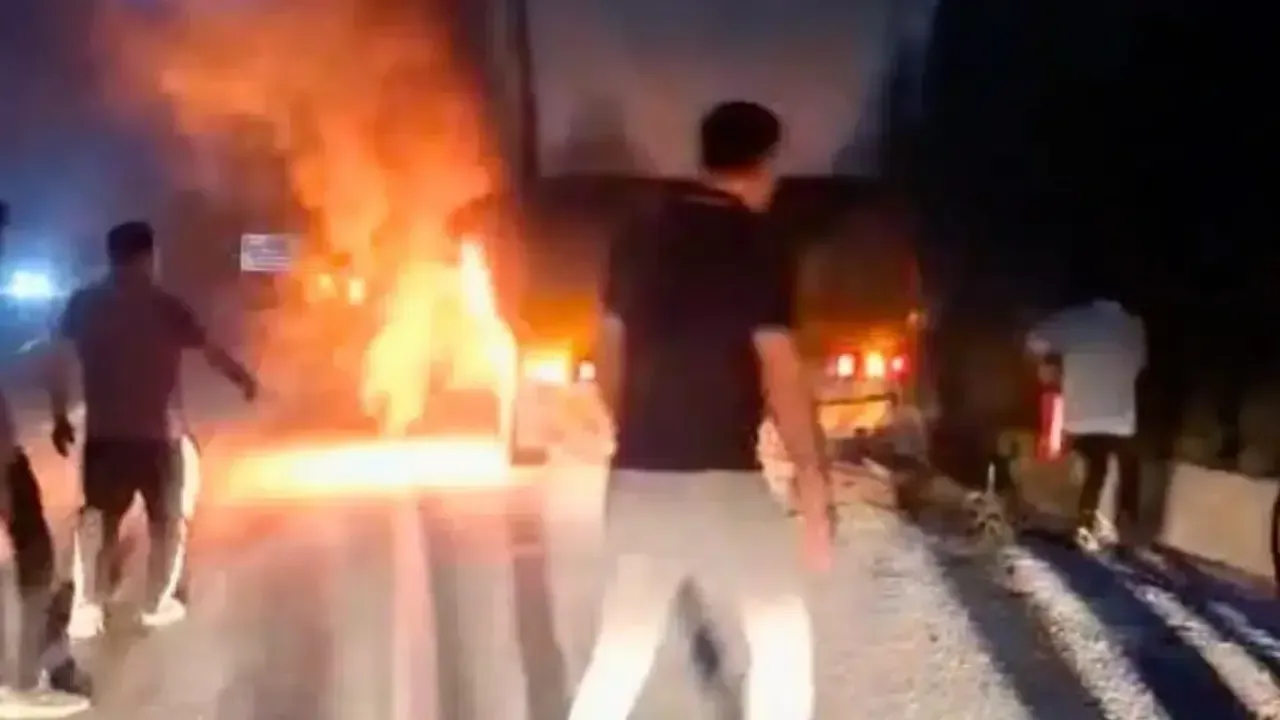 Manavgat'ta odun yüklü kamyondaki yangın iki ilçenin ekiplerince söndürüldü