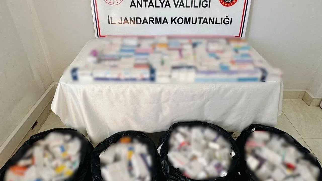 Kaş'ta 5 şüphelinin ev ve iş yerlerinde 22 bin sentetik hap ele geçirildi