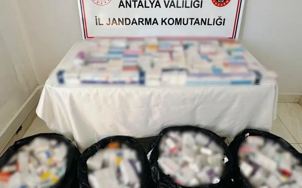 Kaş'ta 5 şüphelinin ev ve iş yerlerinde 22 bin sentetik hap ele geçirildi
