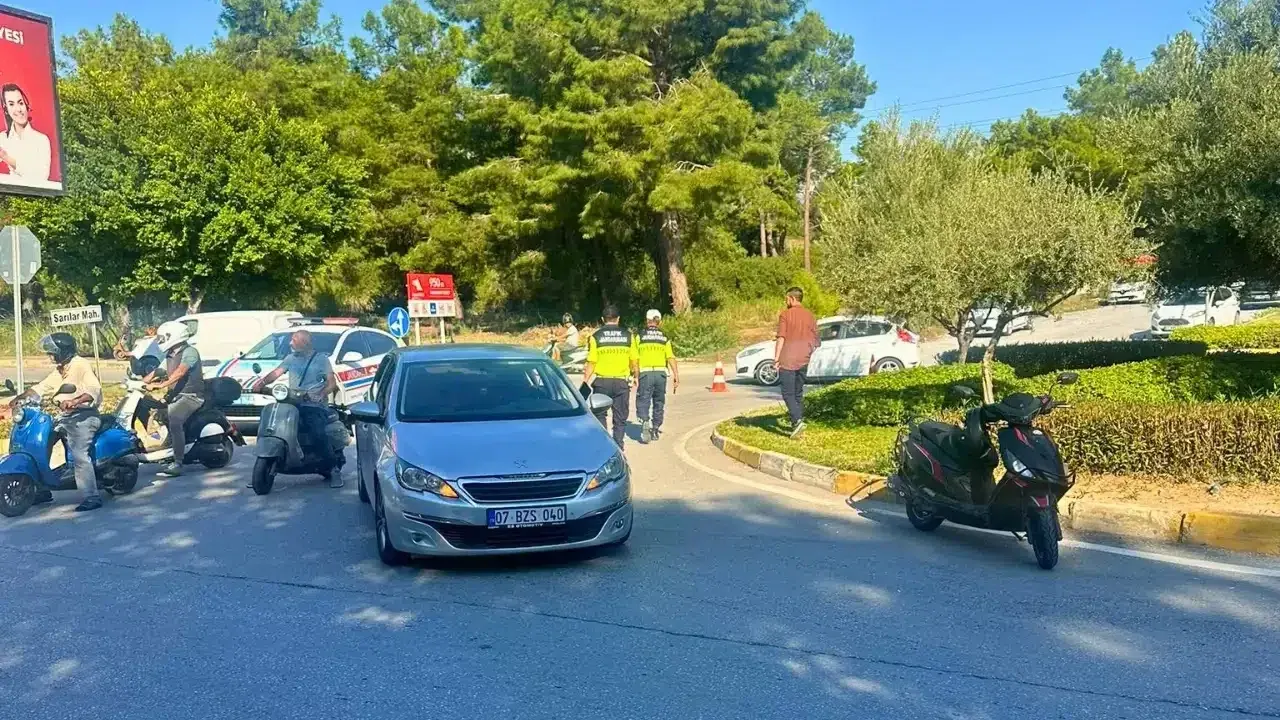 Manavgat Sarılar'da Dönüş Kazası: Motosiklet Sürücüsü Yaralandı — Akdeniz Gerçek