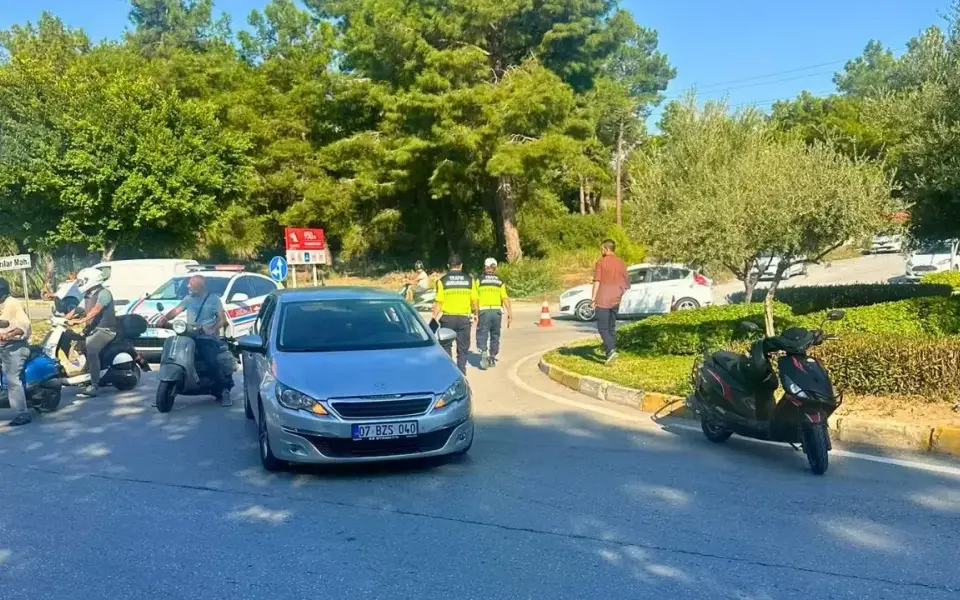 Manavgat Sarılar'da Dönüş Kazası: Motosiklet Sürücüsü Yaralandı — Akdeniz Gerçek