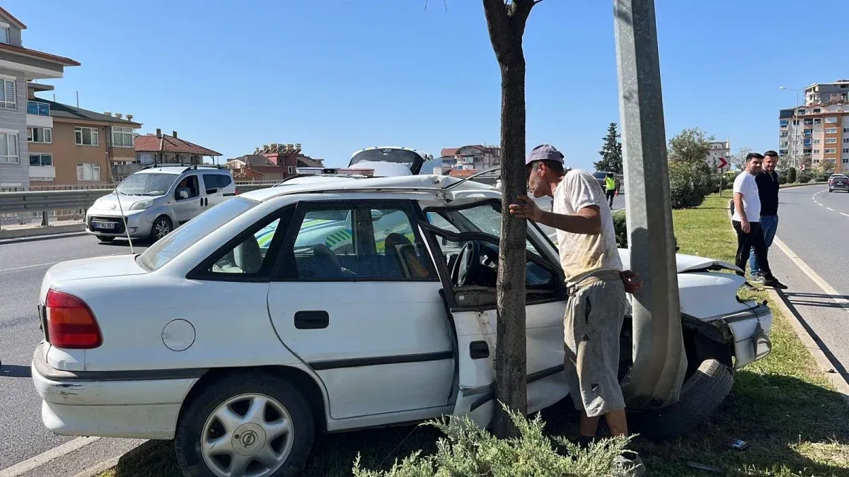 Alanya D-400’de otomobil direğe çarptı: Bir yaralı, sürücü olay yerinden ayrıldı