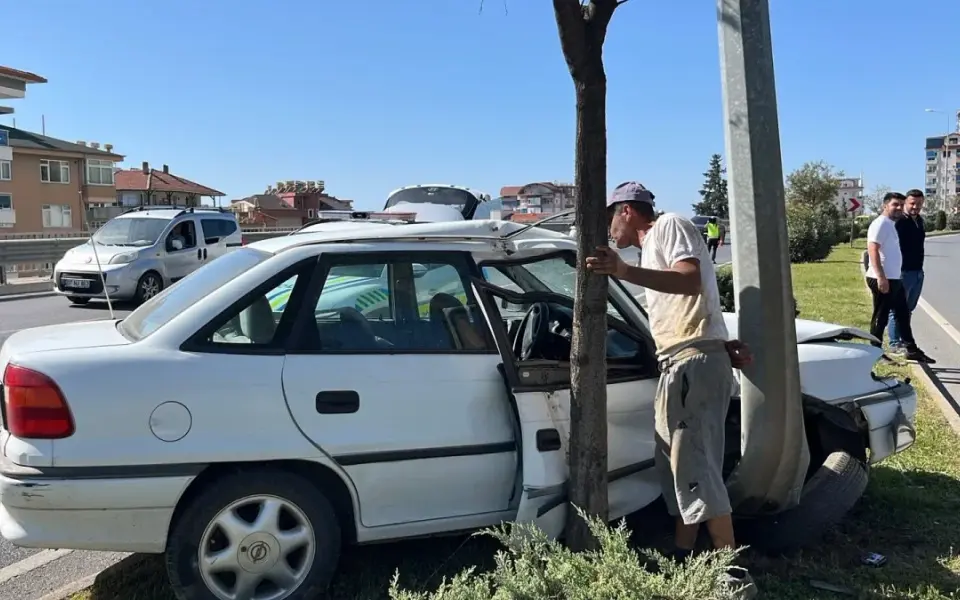 Alanya D-400’de otomobil direğe çarptı: Bir yaralı, sürücü olay yerinden ayrıldı