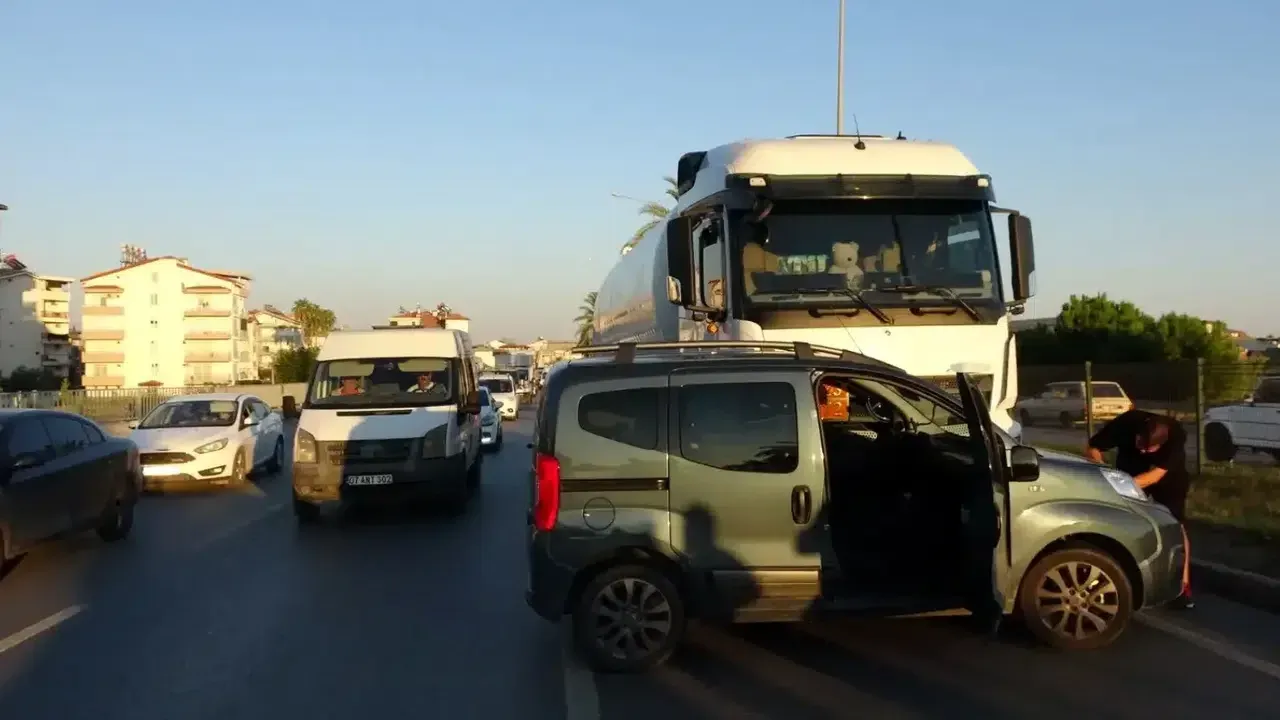 Manavgat'ta LPG Tankeri ile Hafif Ticari Araç Çarpıştı — Akdeniz Gerçek