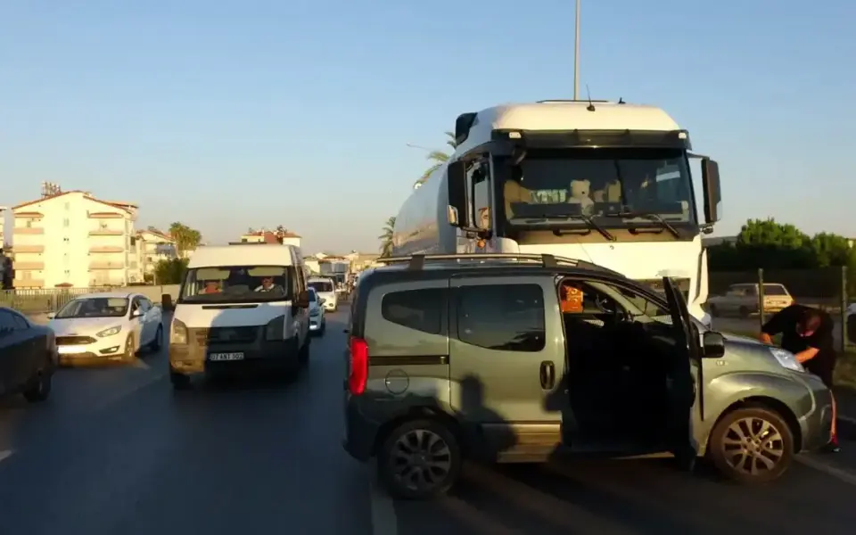Manavgat'ta LPG Tankeri ile Hafif Ticari Araç Çarpıştı — Akdeniz Gerçek