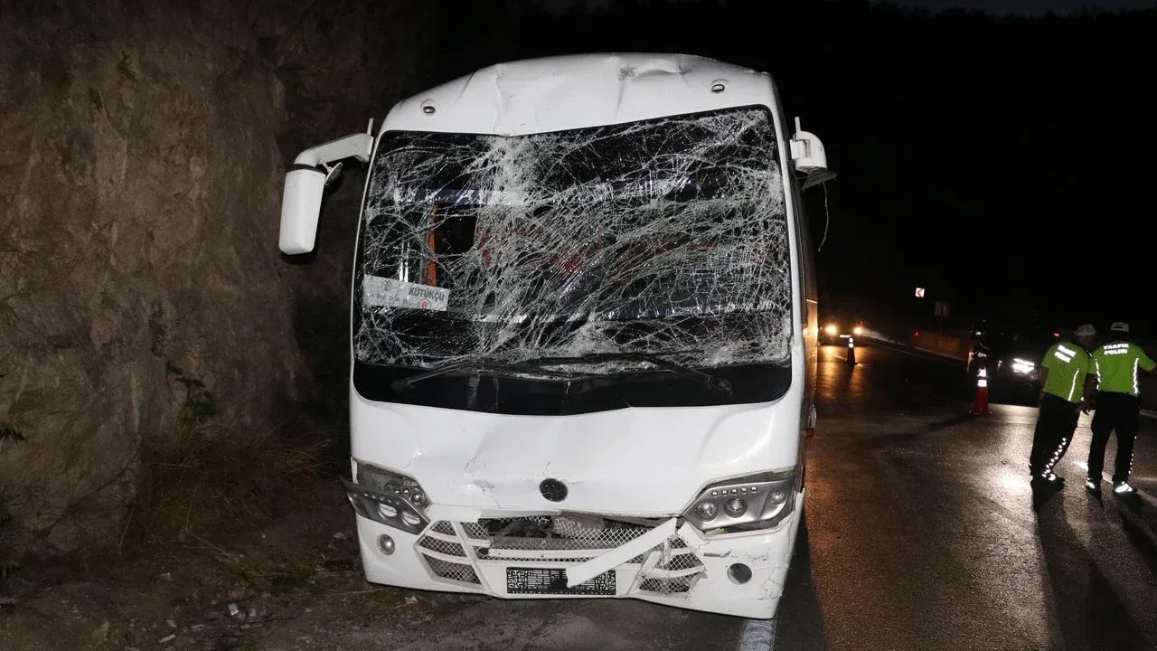 Konyaaltı'da zincirleme kaza: 10 yaralı — Antalya Ekspres