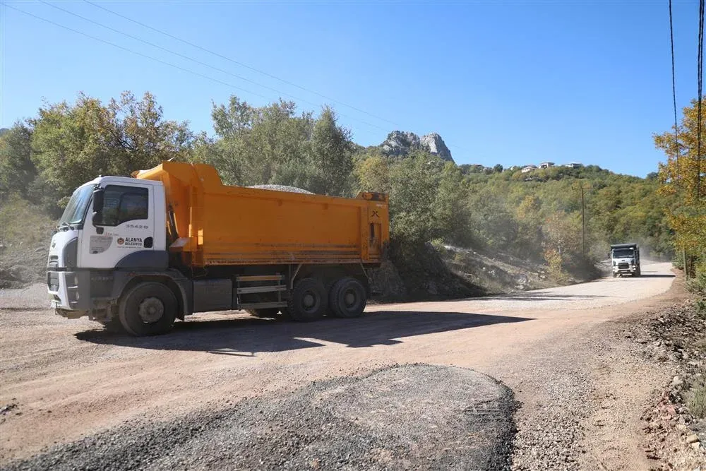 Alanya'da 32 kilometrelik asfalt çalışmasında son etap Büyükpınar'da