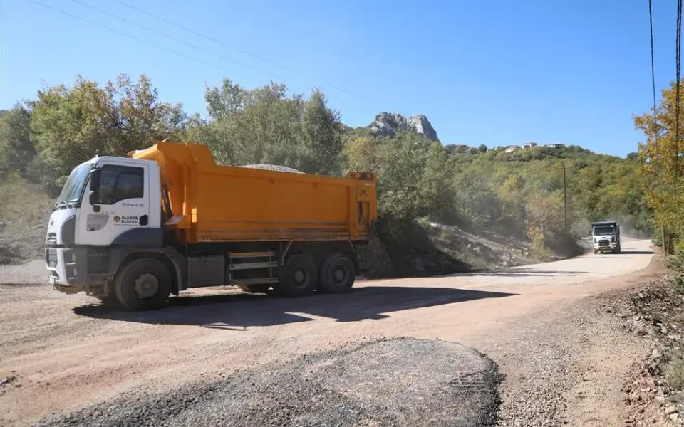 Alanya'da 32 kilometrelik asfalt çalışmasında son etap Büyükpınar'da