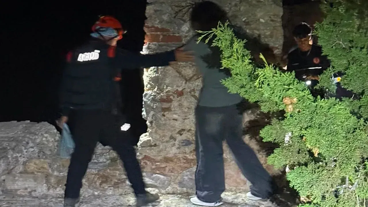 Alanya Kalesi surlarında mahsur kalan üç turist güvenle kurtarıldı